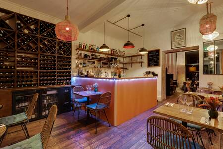 découvrez une ambiance conviviale au cœur du 17e arrondissement, idéale pour partager des moments chaleureux entre amis ou en famille.