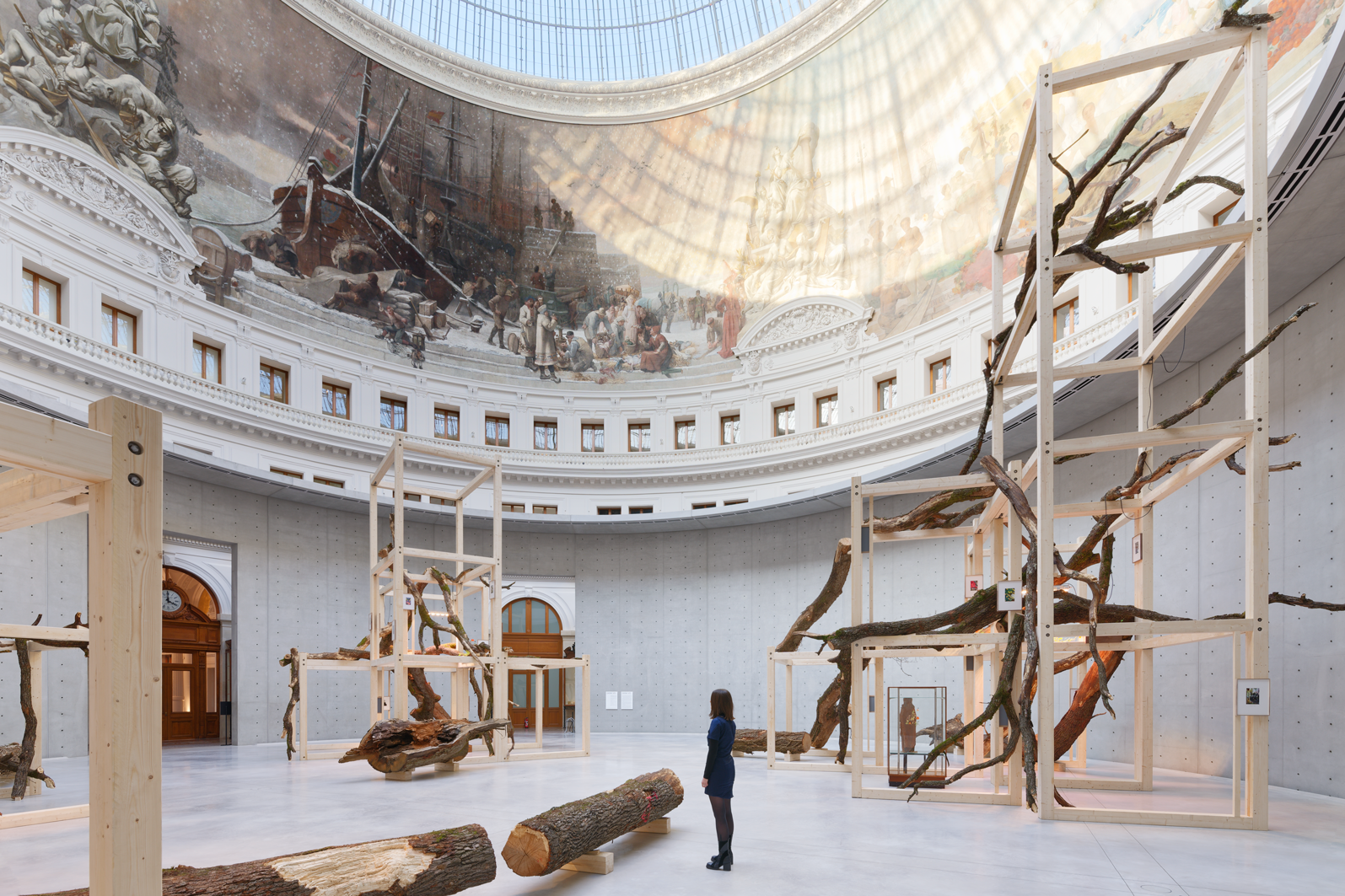 découvrez la bourse de commerce à paris, écrin moderne accueillant la prestigieuse collection pinault, où art contemporain et patrimoine architectural se rencontrent au cœur de la capitale.