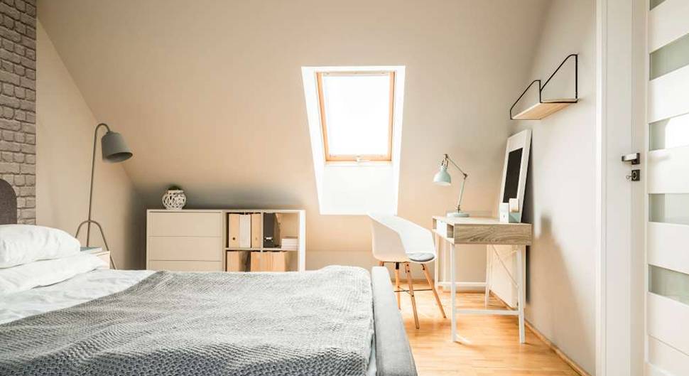découvrez comment estimer le coût d'aménagement des combles : prix moyen au mètre carré, facteurs influençant le budget, conseils pour optimiser votre investissement et réussir votre projet de rénovation.