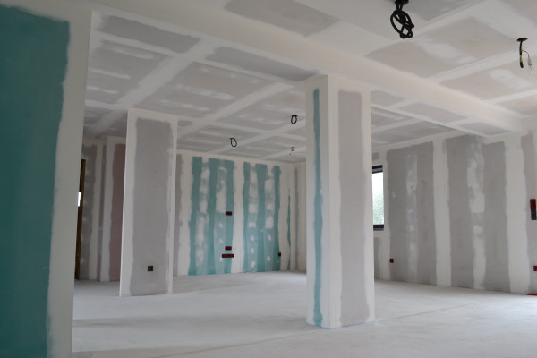 découvrez le coût du placo pour vos travaux de rénovation : prix au m², facteurs de variation, conseils et astuces pour maîtriser votre budget.