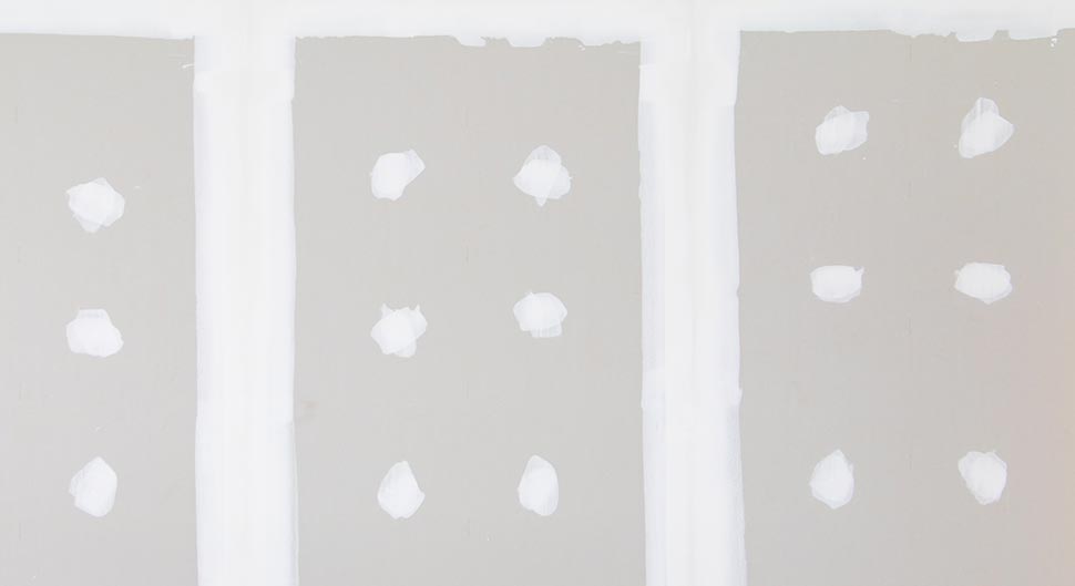 découvrez tout sur le coût des plaques de plâtre : prix au m2, conseils pour bien choisir, éléments influençant le tarif, et astuces pour économiser sur vos travaux de rénovation ou de construction.