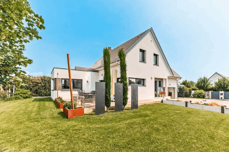 découvrez les prix des travaux au m² en 2025 : estimations détaillées, conseils pour budgétiser vos projets de rénovation ou de construction, et comparatif des coûts pour chaque type de prestation.