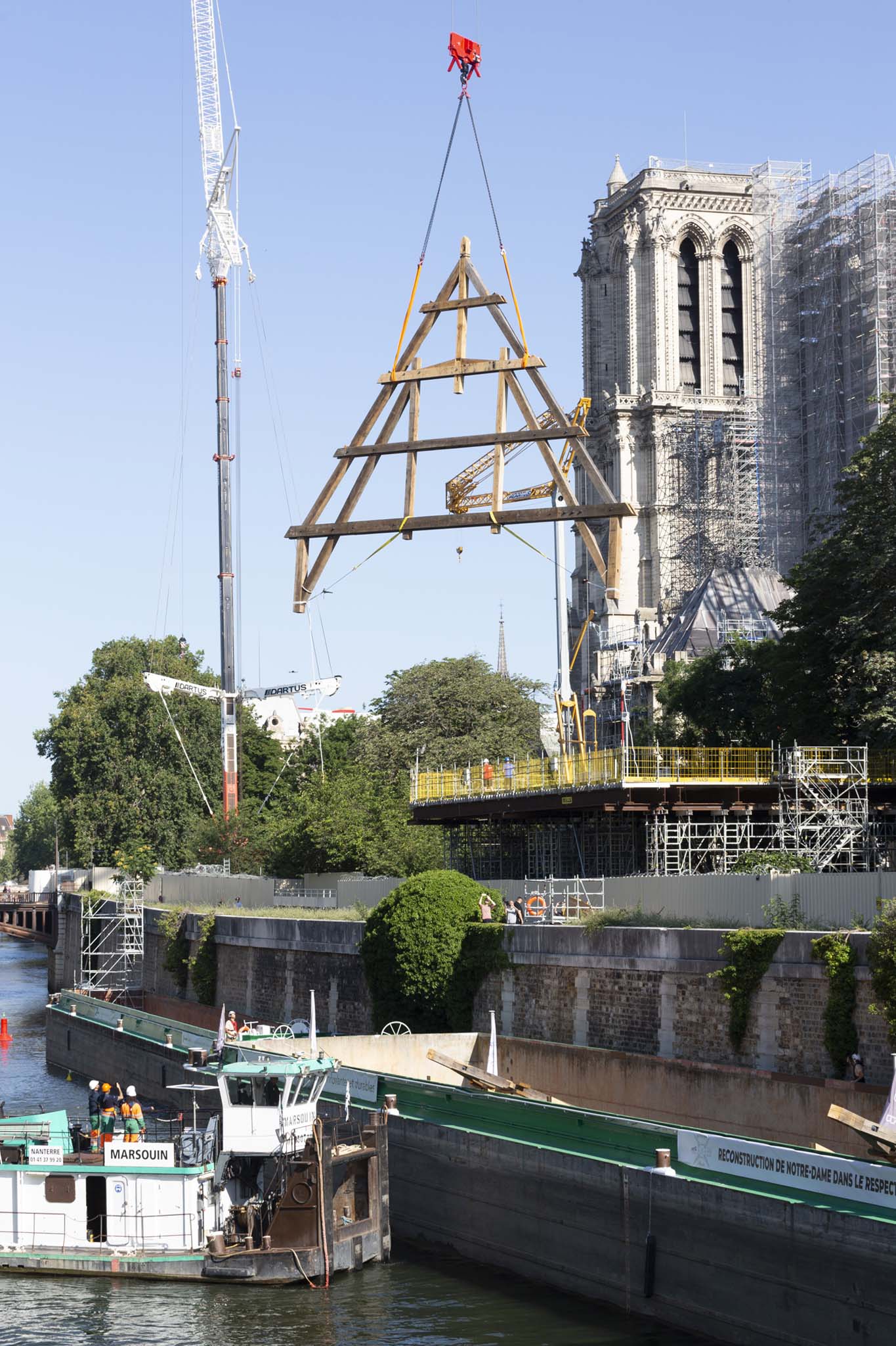 découvrez tout sur la restauration de notre-dame : avancée des travaux, enjeux architecturaux et passion des artisans pour redonner vie à ce monument emblématique de paris.