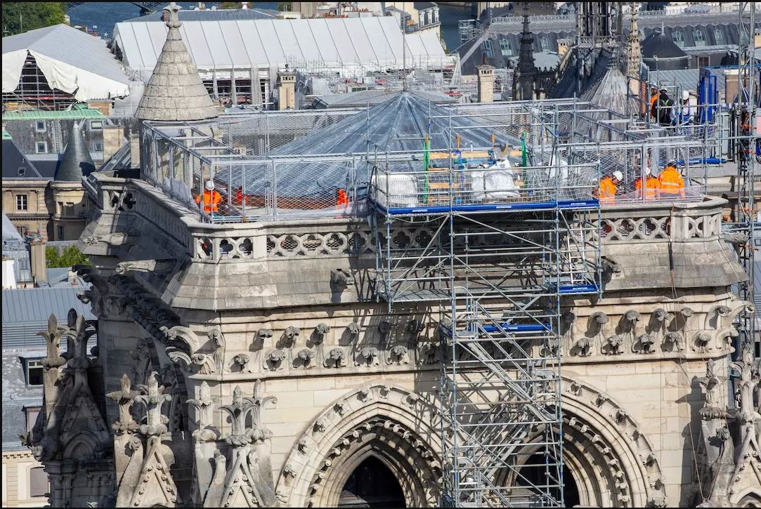 découvrez les étapes et les défis de la restauration de notre-dame de paris, un projet patrimonial d'envergure visant à redonner vie à ce monument emblématique de l'histoire française.