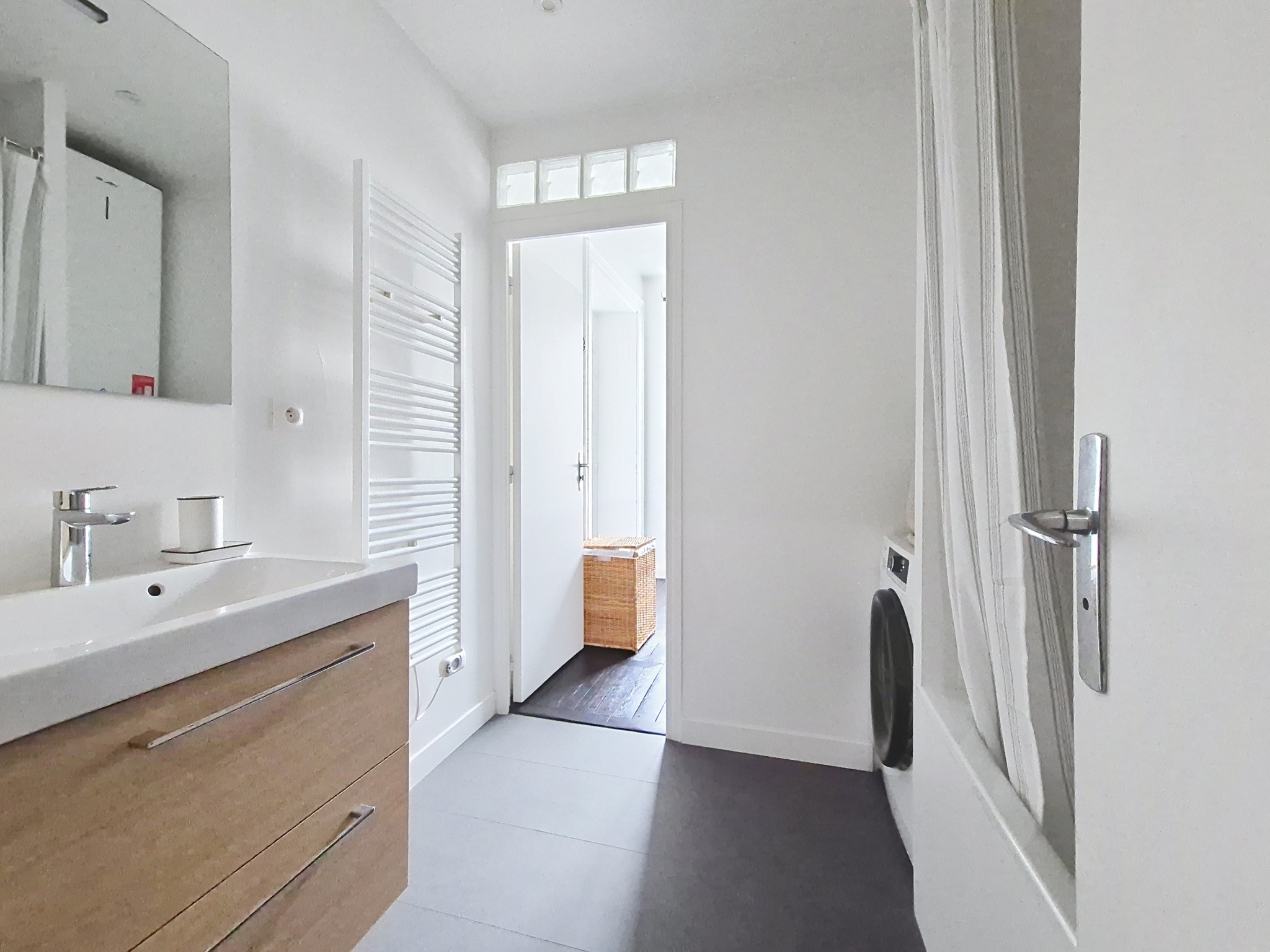 profitez d'une tva réduite à 10 % sur la rénovation de salle de bain à paris. bénéficiez d'économies pour vos travaux avec des artisans qualifiés. devis rapide et personnalisé.