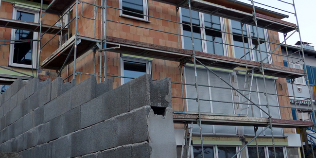 découvrez comment choisir la meilleure assurance décennale pour vos travaux de rénovation extérieure, garantissant sérénité et protection sur 10 ans.