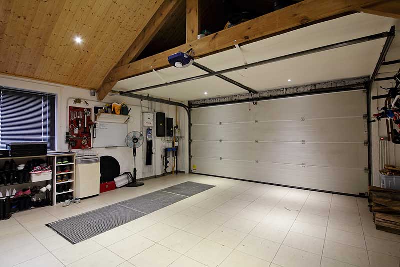 découvrez comment estimer le coût d’un garage : prix de construction, facteurs influençant le budget, conseils pour économiser et comparaison des différentes solutions pour votre projet.