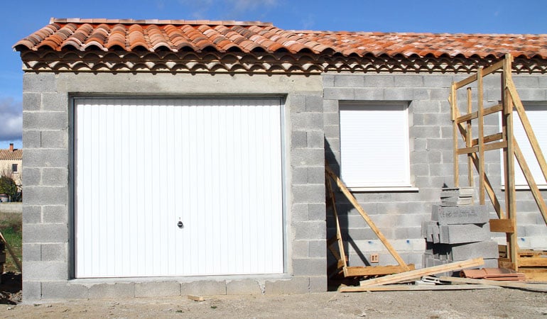 découvrez tout ce qu'il faut savoir sur le coût d'un garage : prix de construction, frais d'entretien, et astuces pour économiser sur votre projet de garage.