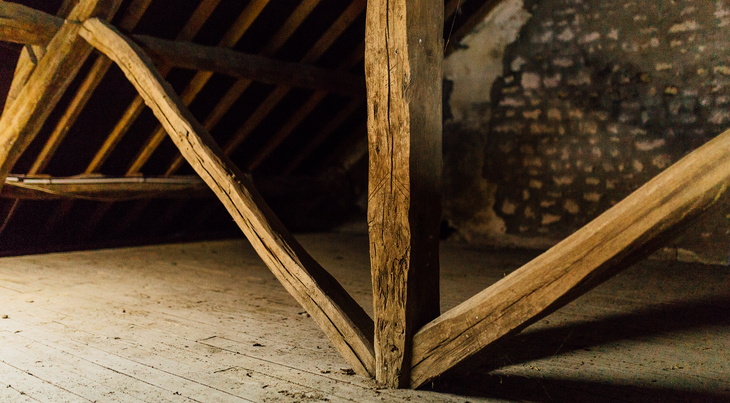 découvrez tout sur le coût de l'isolation des combles : tarifs moyens, facteurs influençant le prix, aides financières disponibles et conseils pour optimiser votre budget et améliorer votre confort thermique.