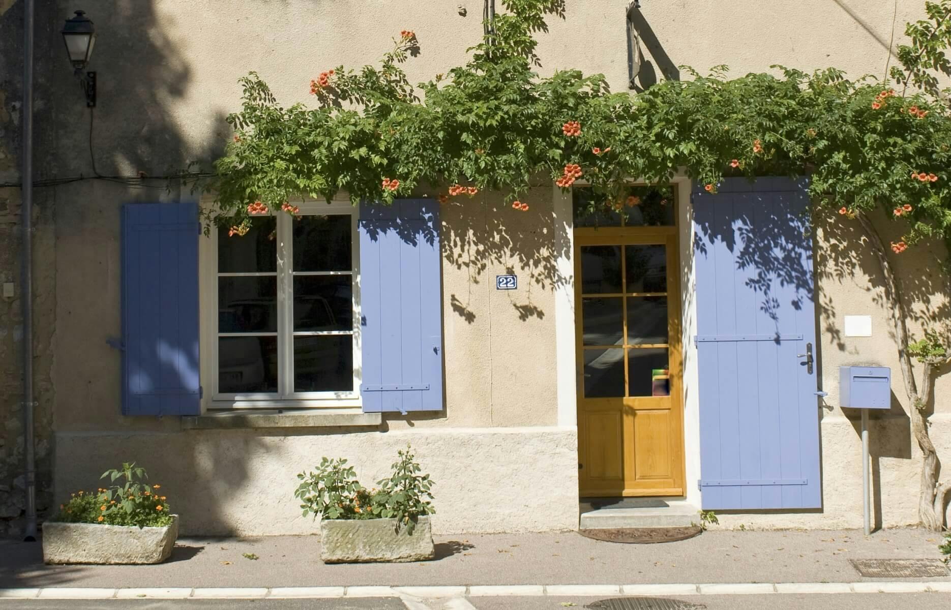 découvrez tout ce qu'il faut savoir sur le coût du ravalement de façade : prix moyens, facteurs influençant le budget, conseils pour bien estimer le montant de vos travaux et obtenir des devis adaptés à votre projet.