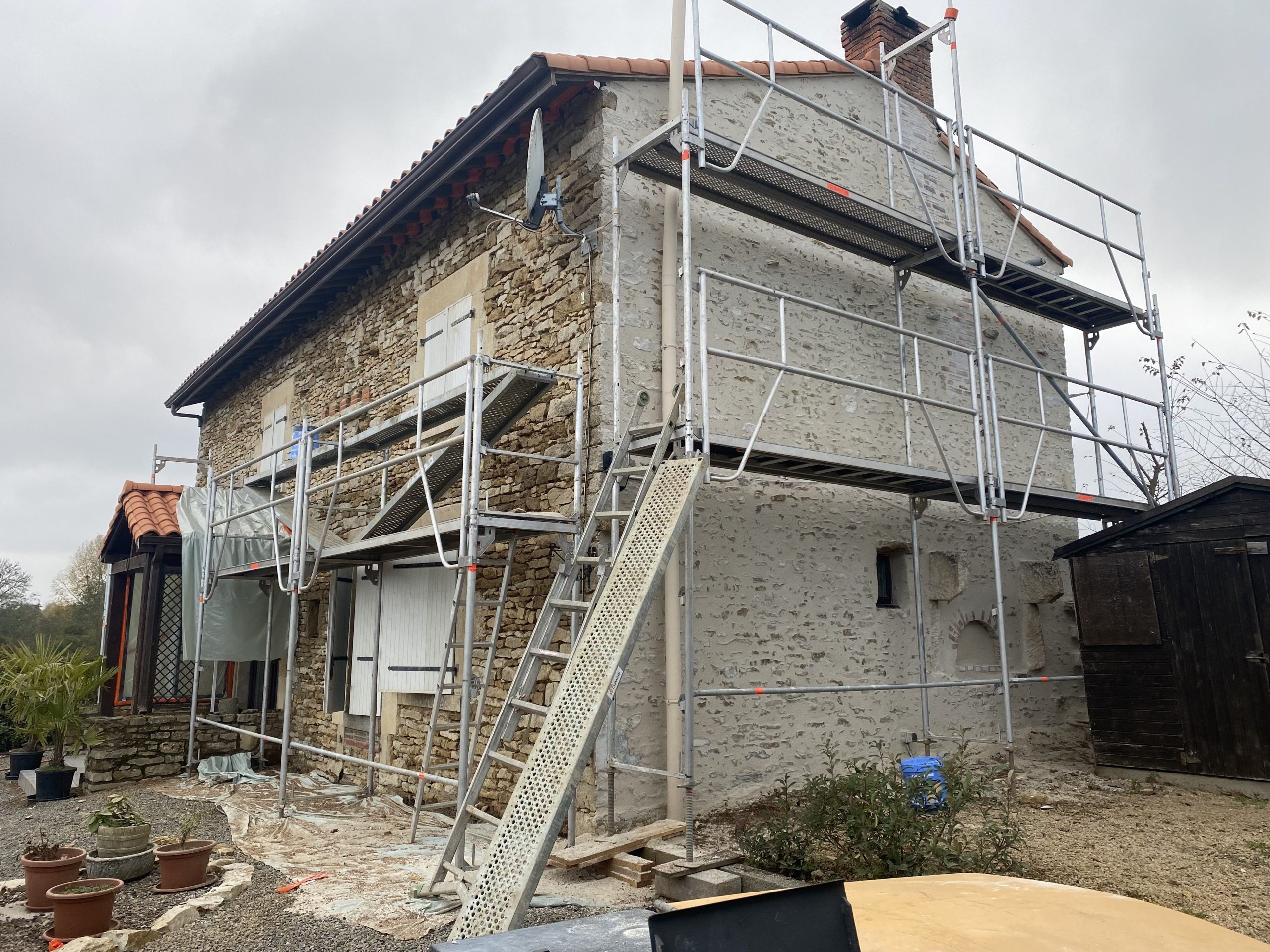 découvrez les facteurs influençant le coût de la rénovation de la façade de votre maison et obtenez des conseils pour un projet réussi et économique.