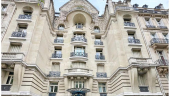 découvrez comment un élégant immeuble du prestigieux triangle d’or à paris a été transformé en logements sociaux, alliant patrimoine et mixité sociale au cœur de la capitale.