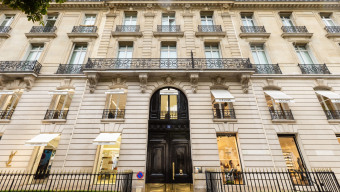 découvrez comment un immeuble chic du prestigieux triangle d’or à paris a été transformé en logements sociaux, illustrant l’évolution du paysage parisien vers plus de mixité sociale et d’accessibilité au cœur de la capitale.