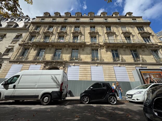 découvrez comment un immeuble chic du célèbre triangle d’or à paris a été transformé en logements sociaux, alliant élégance, mixité et accessibilité dans l’un des quartiers les plus prestigieux de la capitale.