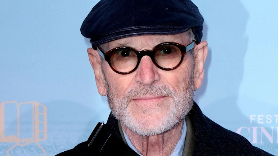 découvrez comment karine le marchand transforme deux chambres de bonne en une oasis chic, alliant élégance et confort dans un espace optimisé.