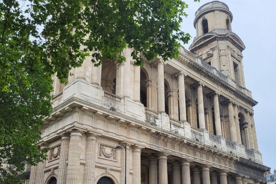 découvrez comment paris entreprend la restauration de ses églises et fontaines historiques pour préserver son patrimoine architectural et culturel.