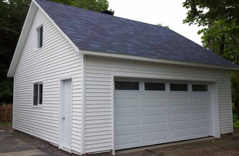 découvrez les prix de construction d'un garage et obtenez des conseils pour estimer votre budget en fonction des matériaux, de la taille et des options choisies.