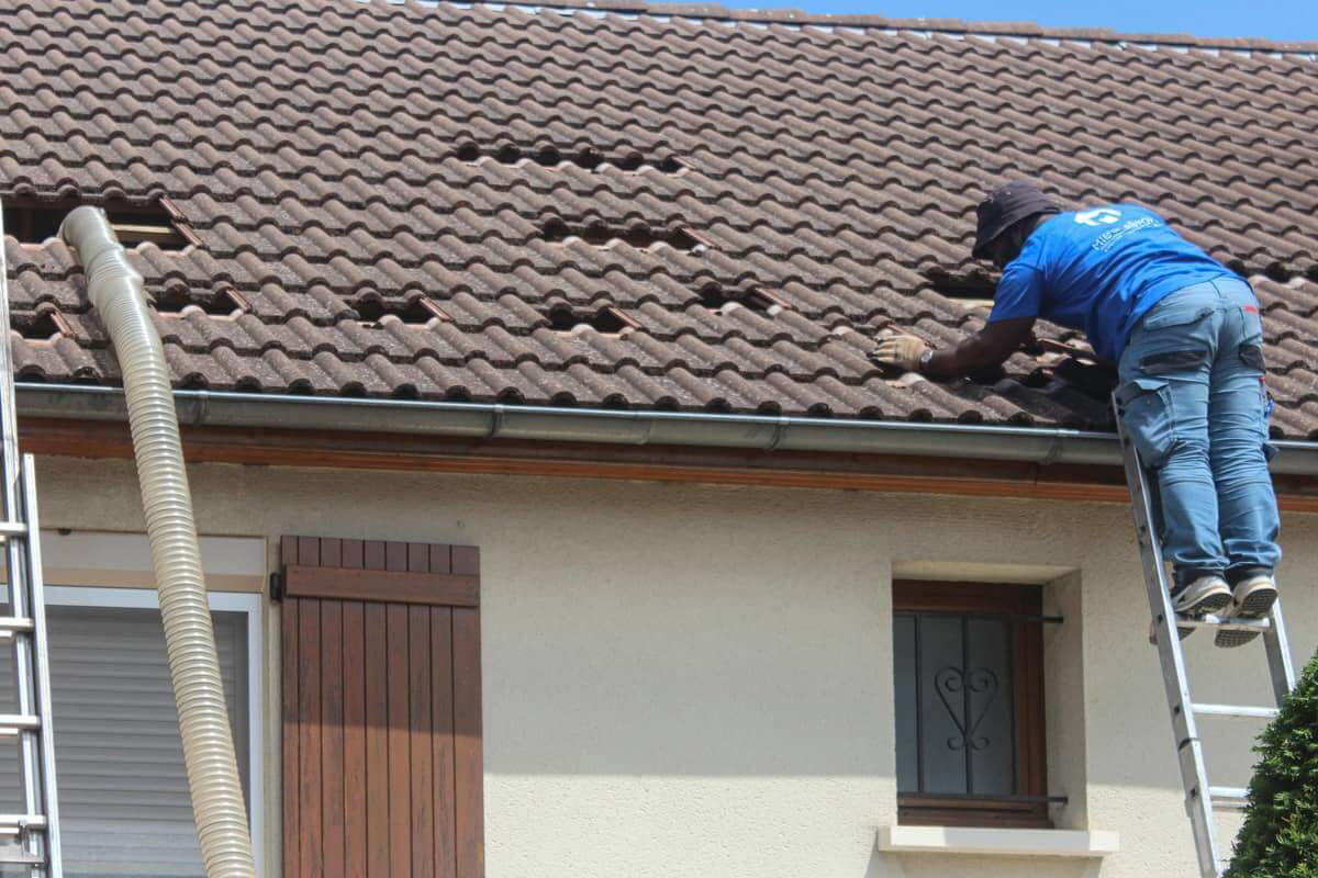 découvrez les prix de l'isolation des combles et les solutions adaptées pour améliorer l'efficacité énergétique de votre maison tout en réalisant des économies.