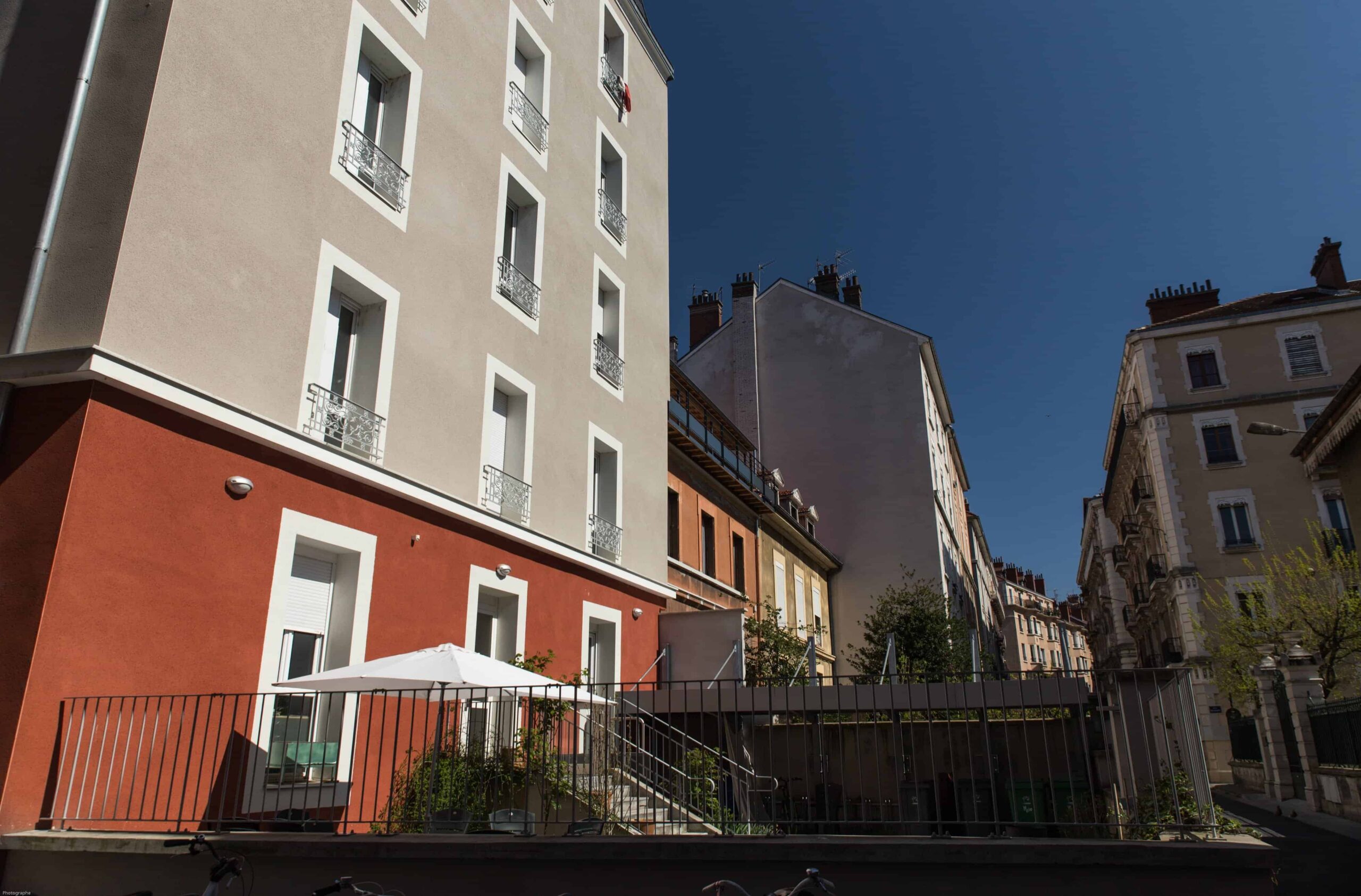 découvrez comment la valorisation du patrimoine de l’habitat social permet d’améliorer la qualité de vie des résidents, de préserver le bâti existant et de favoriser le développement durable au sein des quartiers.